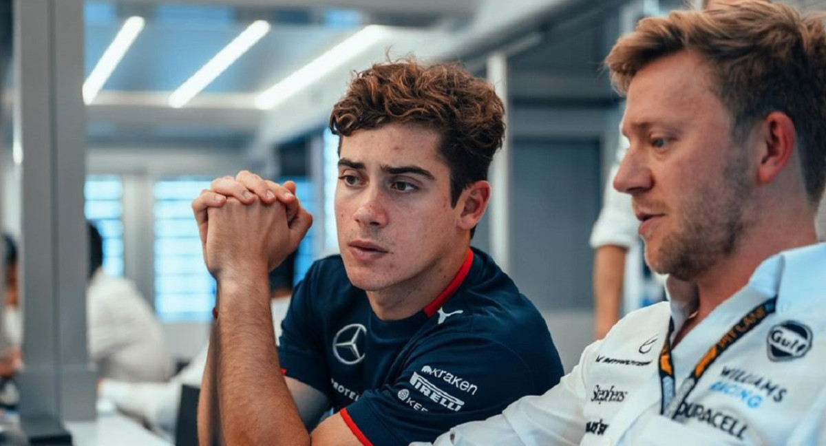 Franco Colapinto ultima detalles con su equipo en su debut de la F1. Foto: Instagram @williamsracing