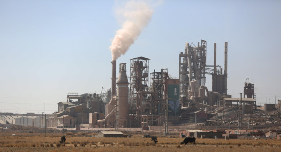 Una fábrica de cemento en Viacha, Bolivia. Foto: EFE.