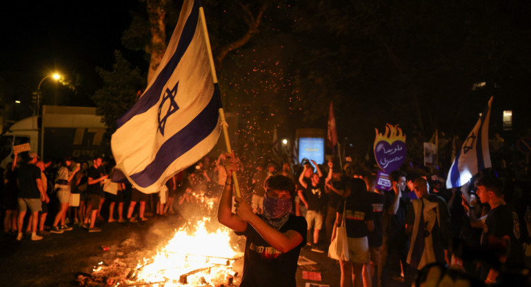 Israel, entre protestas y decepción por la suspensión del envío de armas. Foto: Reuters.