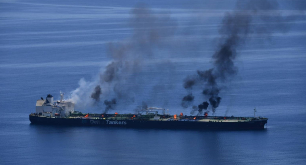 Buque griego cargado de petróleo atacado por hutíes en el Mar Rojo. Foto: X/@EUNAVFORASPIDES.