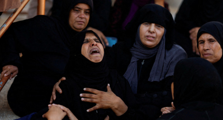 Las mujeres palestinas sufren la guerra en Gaza. Foto: Reuters.