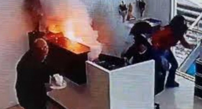 Explosión en la oficina de Nicolás Pino, titular de la Sociedad Rural Argentina. Foto: Captura de video.