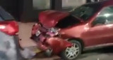 Choque en Palermo entre una ambulancia y tres autos estacionados. Foto: Captura de video.