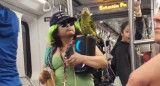 La mujer se alista para empezar su show junto a un loro en el subte. Foto: Captura de video.