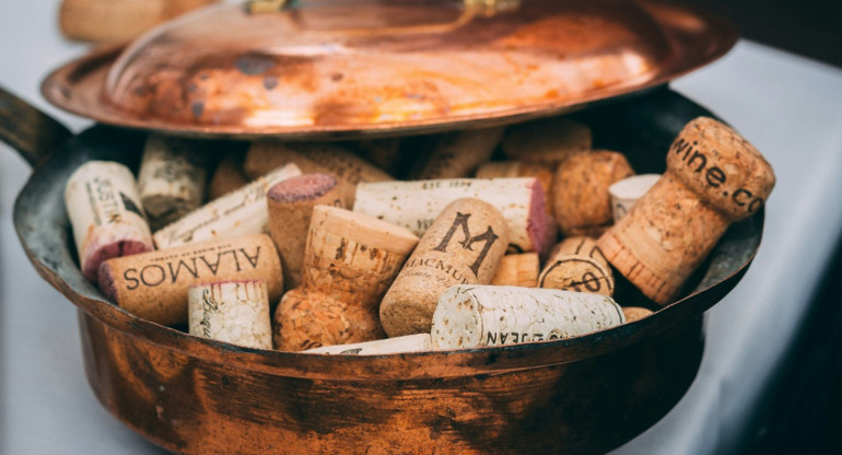 Corchos; vinos. Foto: Unsplash.