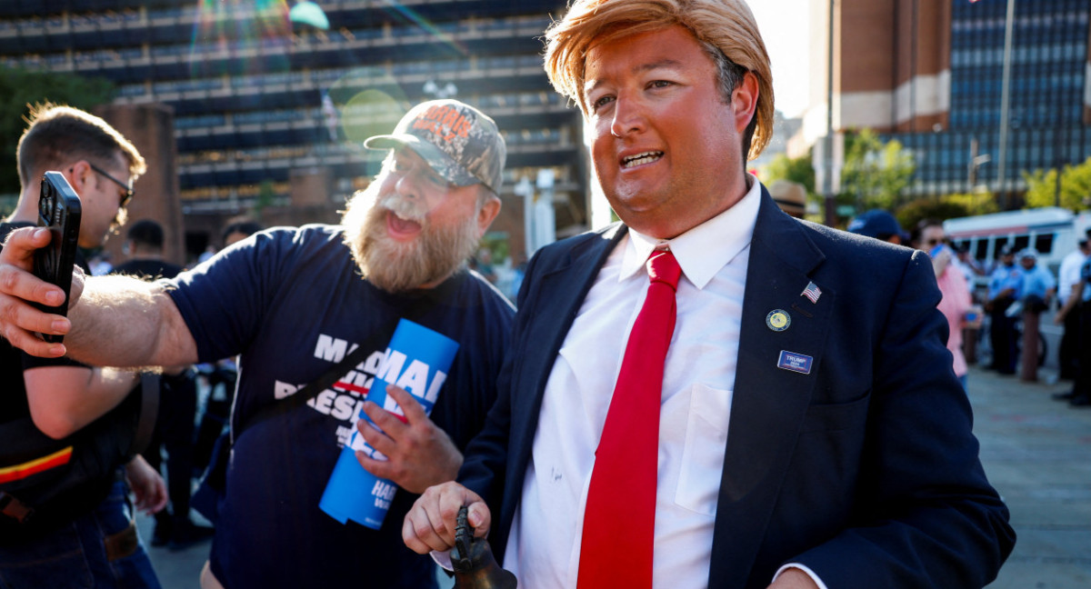 Un imitador del candidato presidencial republicano Donald Trump posa para fotografías cerca del Centro Nacional de la Constitución, antes del debate. Foto: Reuters