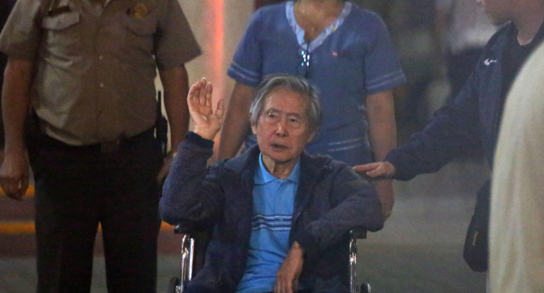 Fotografía de archivo fechada el 4 de enero de 2018 que muestra al expresidente peruano Alberto Fujimori (c), a su salida de la clínica Centenario de Lima (Perú). EFE