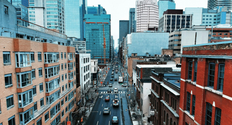 Las ciudades con menos espacios verdes son las que más sufren el cambio climático. Foto: Unsplash.