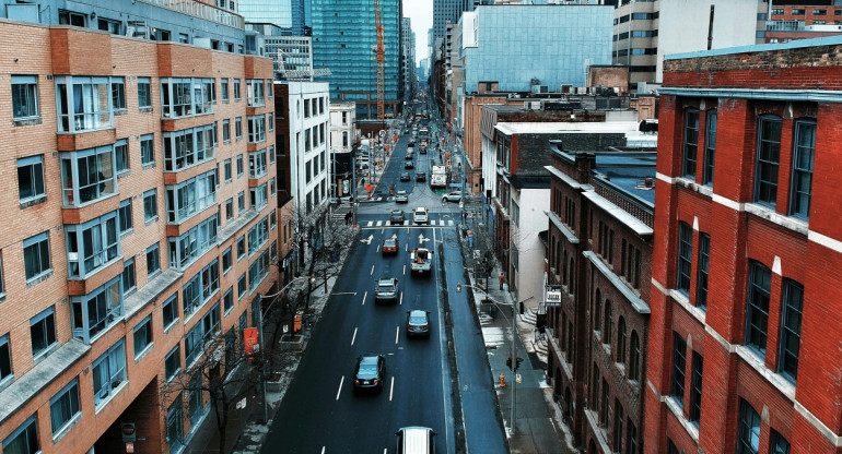 Las ciudades con menos espacios verdes son las que más sufren el cambio climático. Foto: Unsplash.