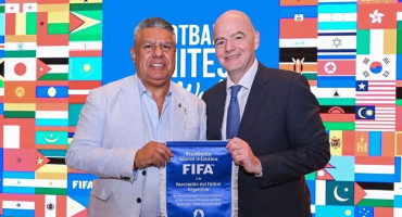 Claudio Chiqui Tapia y Gianni Infantino. Foto: Instagram @chiquitapia