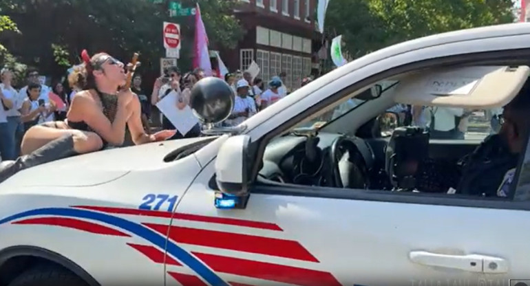 El impactante baile de una artista trans sobre un patrullero durante una marcha en Washington. Video: Storyfull