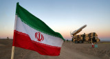 Una bandera iraní es fotografiada cerca de un misil. Foto: Reuters.