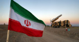 Una bandera iraní es fotografiada cerca de un misil. Foto: Reuters.