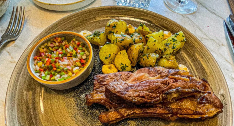 La salsa criolla elegida para varias carnes. Foto: gentileza @aviacionline