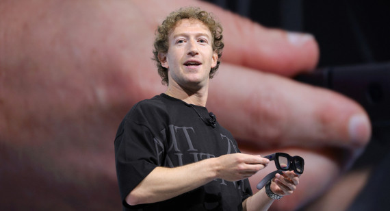 Mark Zuckerberg con las gafas Ray-Ban. Foto: Reuters.