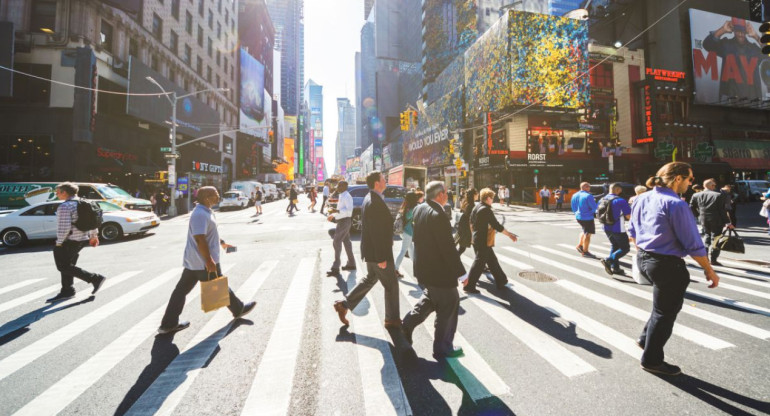 Cruce por la senda peatonal en Nueva York.