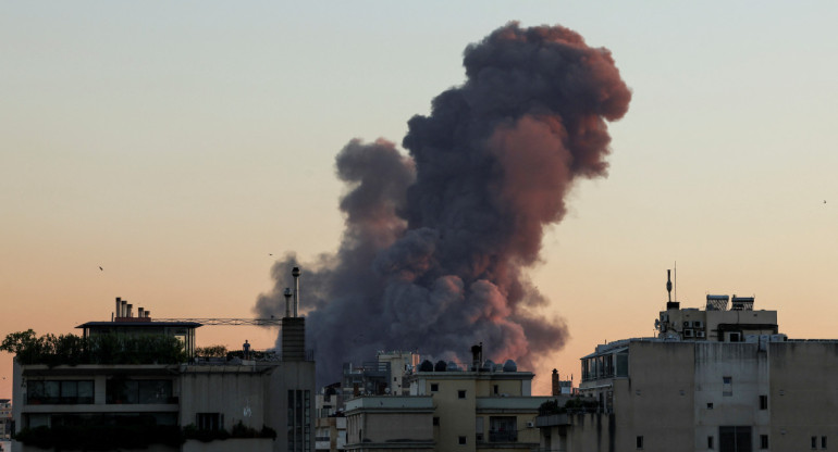 Bombardeo de Israel sobre Beirut, capital de El Líbano. Foto: REUTERS.