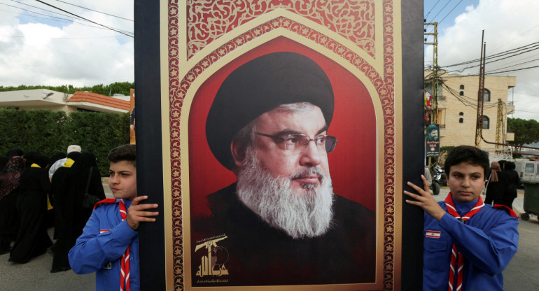 Niños portando cuadro de Hasán Nasrala, líder de Hezbollah. Foto: REUTERS.