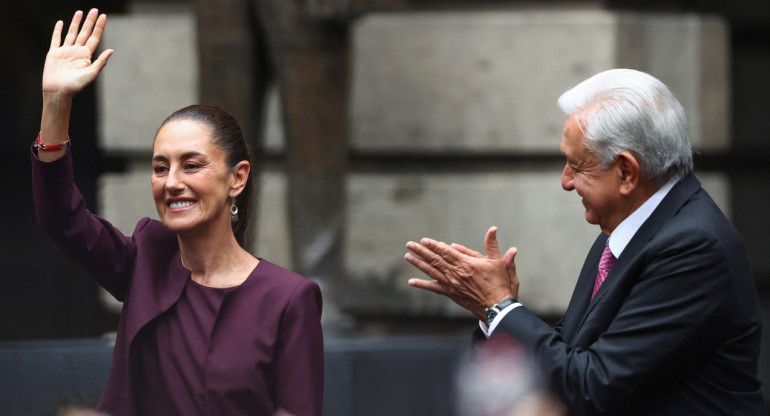 López Obrador aplaude a Claudia Sheinbaum. Foto: Reuters.