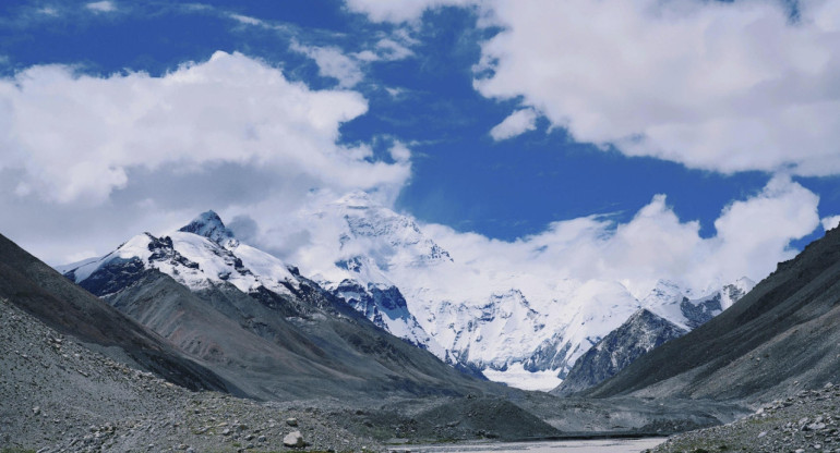 El Everest es tan alto y aún sigue creciendo. Foto: EFE