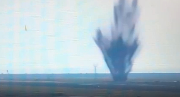 Una bomba probablemente de la II Guerra Mundial lanzada por EE.UU. explotó en un aeropuerto de Japón. Foto: Captura de video.