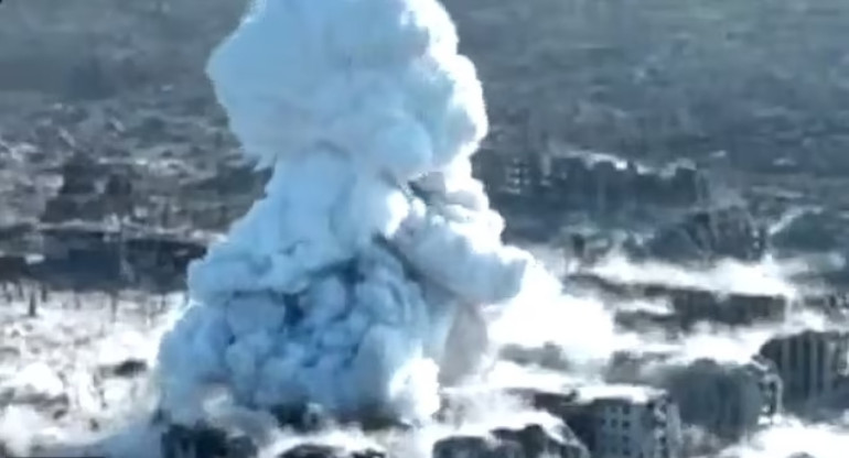 Impactante explosión en Ucrania tras bombardeo de Rusia. Foto: Captura video.