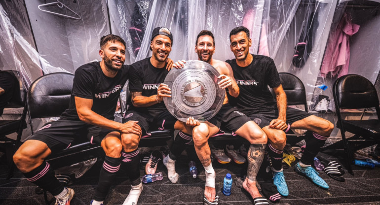 Lionel Messi en el vestuario del Inter Miami con la Supporters´ Shield. Foto: @intermiamicf.