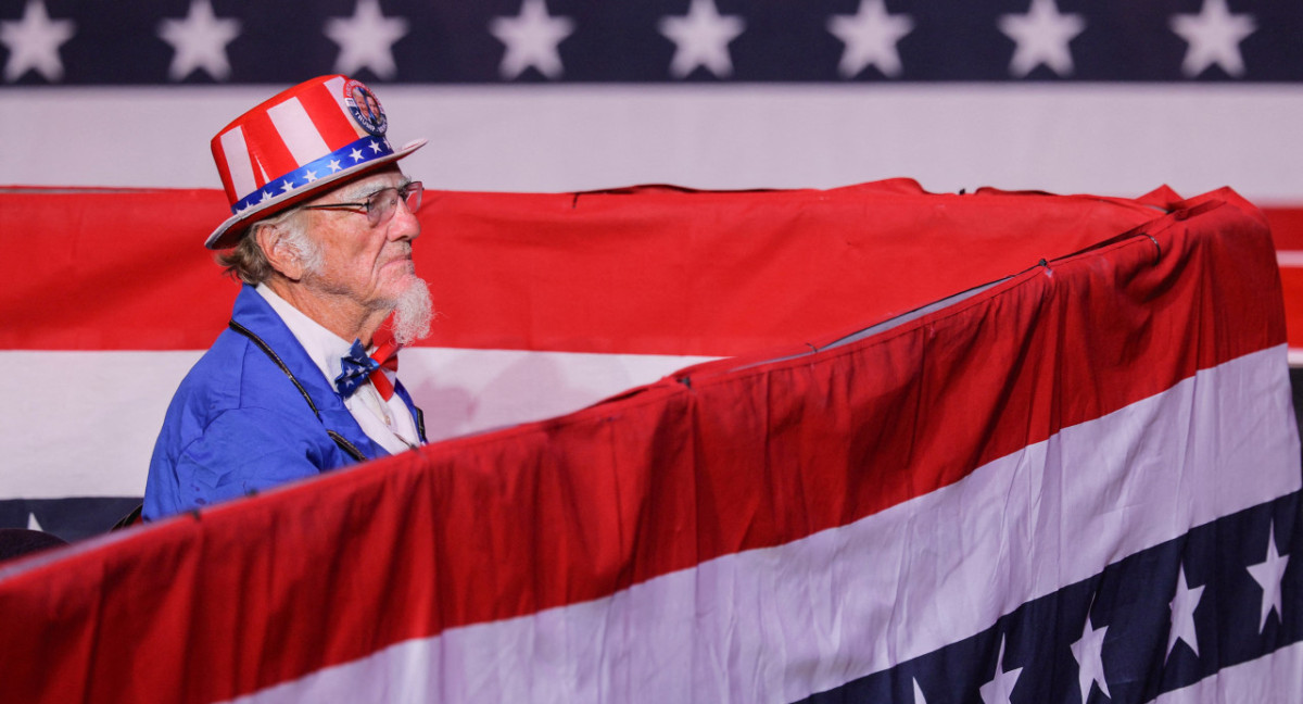 Seguidor de Donald Trump vestido como el Tío Sam en una acto republicano en Indiana, Pennsylvania. Foto: Reuters