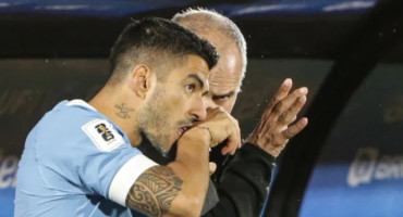 Luis Suárez y Marcelo Bielsa juntos en la selección uruguaya. Foto: NA.