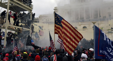 Bandera de Estados Unidos flameando frente al Capitolio. Foto: Reuters.