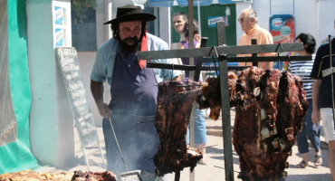 Asado a la estaca. Foto: NA.