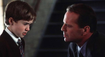 Bruce Willis y Haley Joel Osment, "El sexto sentido". Foto: X