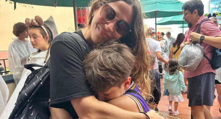 Jimena Barón y su hijo Momo, en Orlando. Foto: Instagram