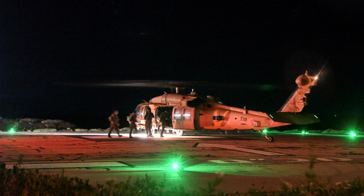 Helicóptero con víctimas del ataque de Hezbollah con drones en Haifa. Foto: Reuters.