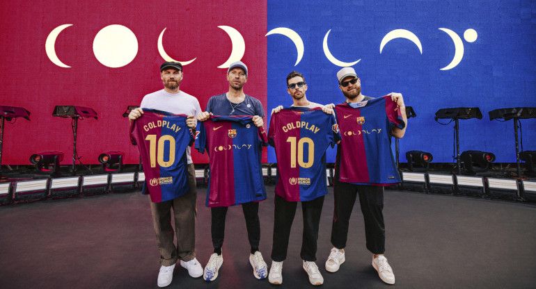 Los integrantes de Coldplay con la camiseta especial del Barcelona. Foto: EFE.