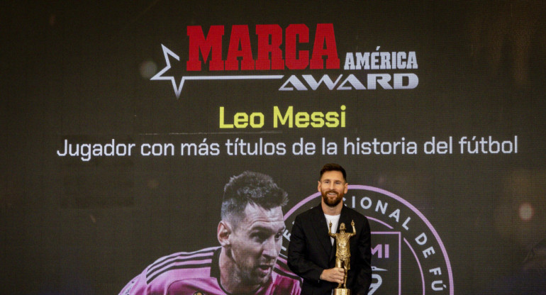 Lionel Messi con el premio del futbolista con más títulos en los Marca Awards. Foto: EFE.