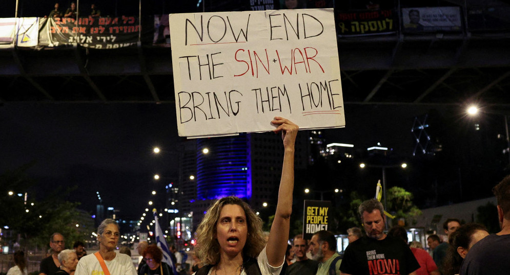 "Ahora terminen la Sin-War (guerra) trayéndolos (a los rehenes) a casa"; festejos en Israel por la muerte de Sinwar. Foto: Reuters