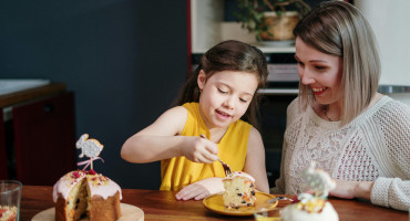 Familia, madre e hija, día de la madre. Foto: Pexels.