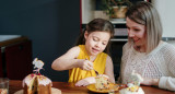 Familia, madre e hija, día de la madre. Foto: Pexels.
