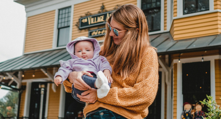 Familia, madre e hija, día de la madre. Foto: Unsplash.