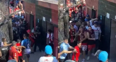 La batalla campal en la cancha de Defensores de Belgrano. Foto: NA.