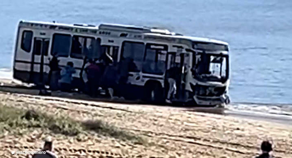 Violento accidente de tránsito de un micro en Montevideo. Foto: Captura de video.