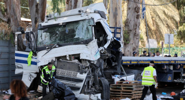 Ataque terrorista en Israel: un camión embistió una parada de ómnibus en Tel Aviv. Foto EFE