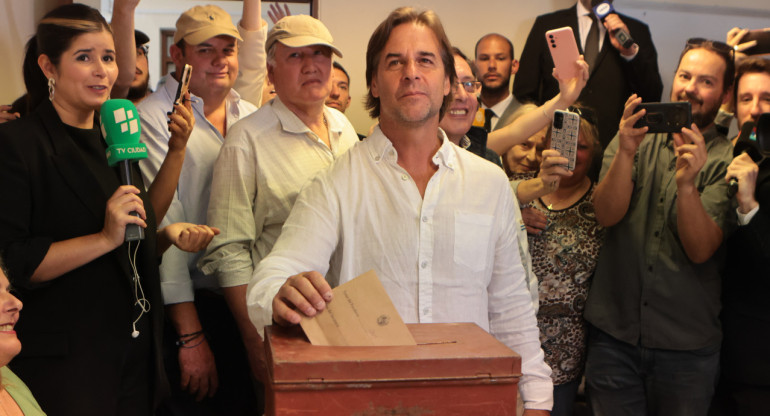 Luís Lacalle Pou ya emitió su voto. Foto: EFE.