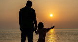Silueta, padre e hija. Foto: Pexels.