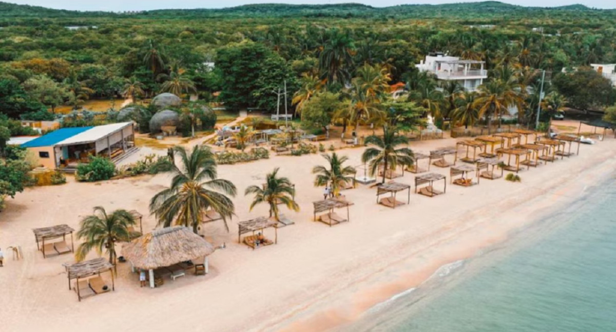 Hotel Fénix Beach, acusado de arrojar residuos en zona de manglar de Tierra Bomba. Foto: Instagram/fenixbeachcartagena