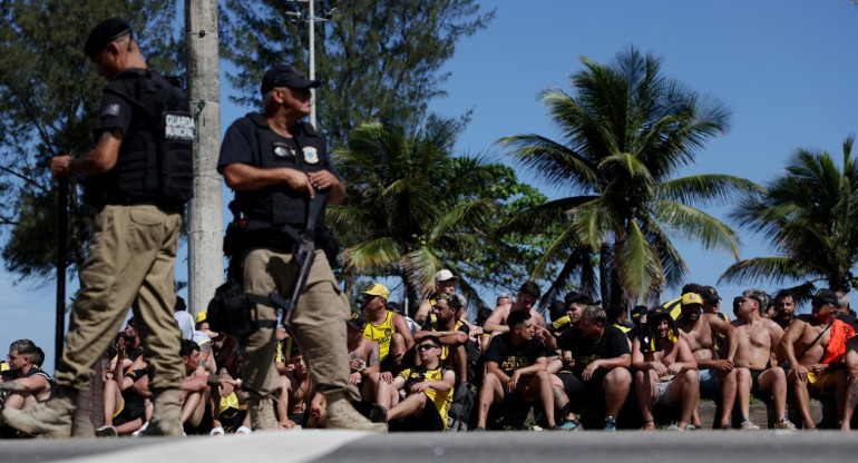 Hinchas de Peñarol detenidos en Brasil. Foto: Reuters.