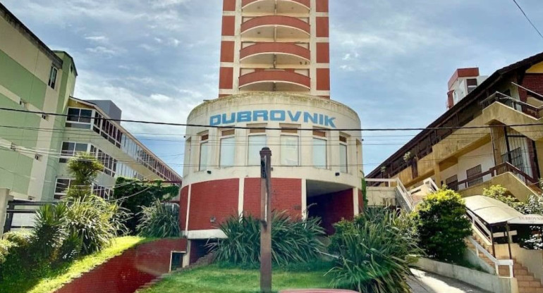 La entrada del hotel que se derrumbó en Villa Gesell. Foto: X.