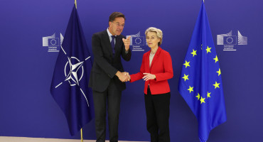 Ursula von der Leyen, presidenta de la Comisión Europea (CE), y Mark Rutte, secretario general de la OTAN. Foto: Reuters.