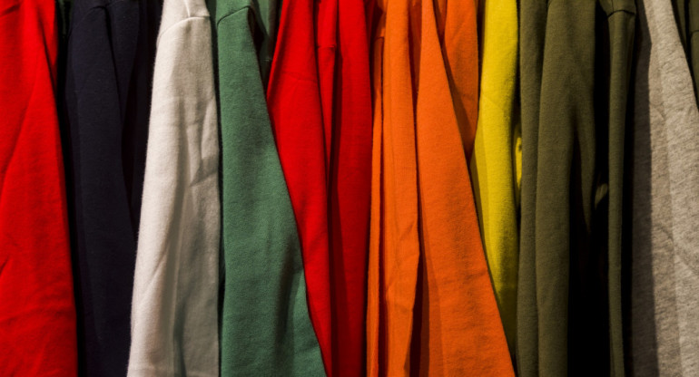 Ropa de color. Foto Freepik